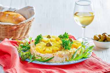 Салат ананасы с сыром и чесноком