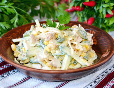 Салат с омлетом и курицей