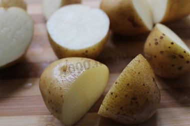Картофель с солью в мундире в микроволновке