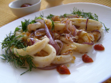 Кальмары в сухарях жареные с чесноком и луком