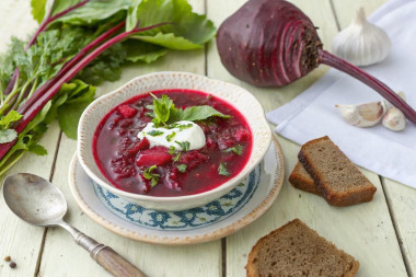 Борщ со свекольной ботвой