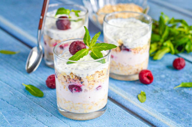 Ленивая овсянка в банке с йогуртом