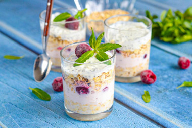 Ленивая овсянка в банке с йогуртом