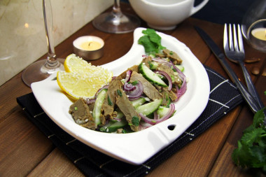 Салат с вареной говядиной, свежим огурцом и кунжутом