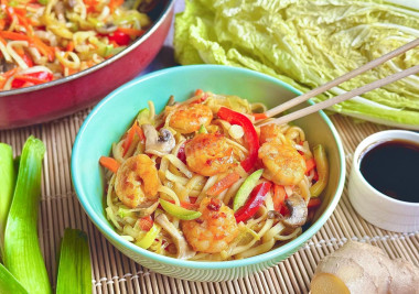 Лапша вок с креветками и овощами