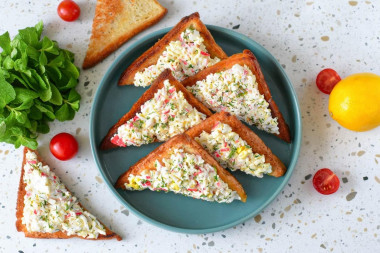 Бутерброды с крабовыми палочками и сыром
