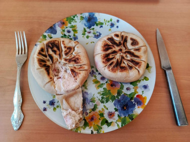 пресный пирожок с творогом, клубникой и грецким орехом