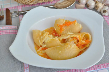 Фаршированные макароны с сыром на сковороде