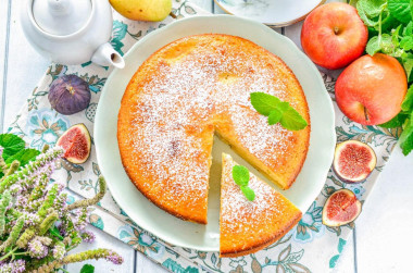 Шарлотка с манкой и яблоками в духовке