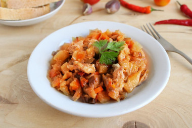 Индейка с овощами в соусе