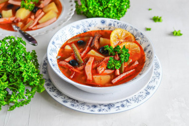 Солянка классическая с картошкой колбасой и огурцами
