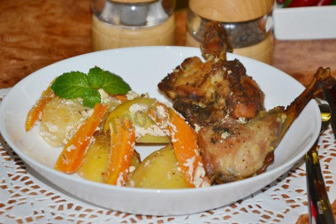 Кролик с овощами в духовке запеченный