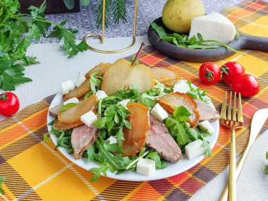 Салат с утиной грудкой грушей и рукколой