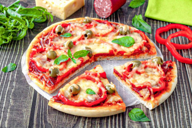 Пицца с колбасой и сыром в духовке классическая