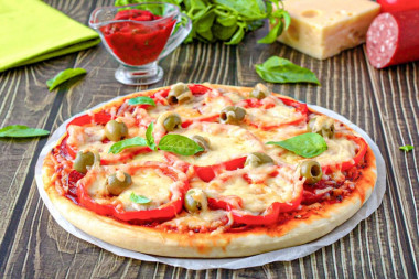 Пицца с колбасой и сыром в духовке классическая