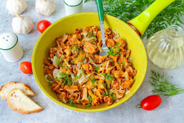 Лисички с луком на сковороде