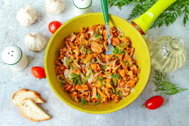 Лисички с луком на сковороде