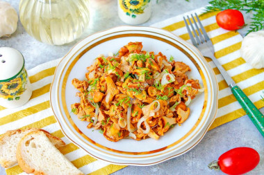 Лисички с луком на сковороде