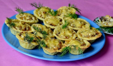 Творожные тарталетки с сушеными грибами и курицей