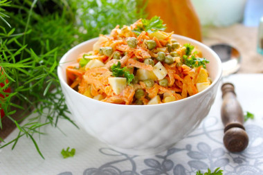 Салат с морковью горошком и яйцом