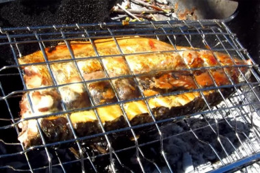 Рецепт - Скумбрия с чесночными стрелками на углях на решетке - Шаг 8 -  Потом переверните и готовьте 10 минут с другой стороны.