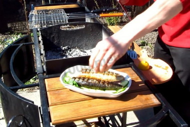 Рецепт - Скумбрия с чесночными стрелками на углях на решетке - Шаг 9 -  Сервируйте - и можно подавать.