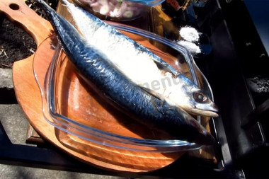 Рецепт - Скумбрия с чесночными стрелками на углях на решетке - Шаг 1 - Рыбу разморозьте.