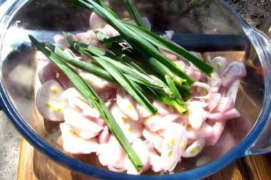 Рецепт - Скумбрия с чесночными стрелками на углях на решетке - Шаг 2 -  Промойте молодые чесночные листики. Лук нарежьте кусочками среднего размера.