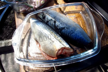 Рецепт - Скумбрия с чесночными стрелками на углях на решетке - Шаг 3 -  Рыбу очистите, выпотрошите, удалите головы, жабры, плавники и хвосты.