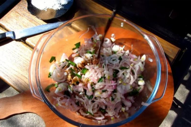 Рецепт - Скумбрия с чесночными стрелками на углях на решетке - Шаг 4 -  Нарежьте чеснок к луку, добавьте специи, соль и соевый соус, хорошо перемешайте.