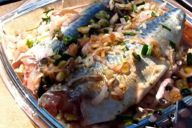 Рецепт - Скумбрия с чесночными стрелками на углях на решетке - Шаг 5 -  Рыбу наполните луковой смесью и положите тушки в остатки лука. Переворачивая иногда, маринуйте около часа.