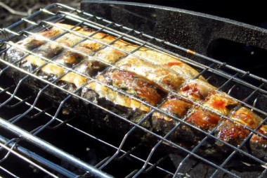 Рецепт - Скумбрия с чесночными стрелками на углях на решетке - Шаг 7 -  Готовьте 10 минут с одной стороны.