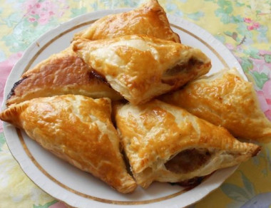 Слоеные пирожки в форме треугольников с мясом