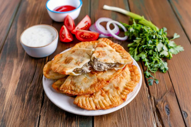 Чебуреки на сковороде с мясом