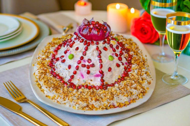 Шапка Мономаха салат классический с гранатом и курицей