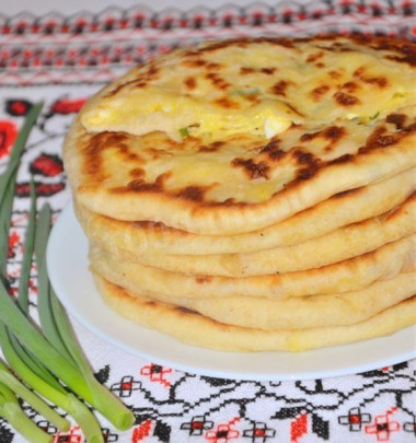 Лепешки с моцареллой и зеленым луком