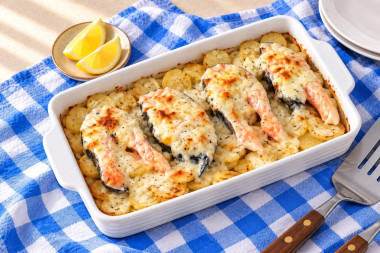Форель с картофелем в духовке под соусом