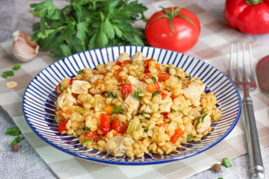 Птитим с овощами и курицей на сковороде