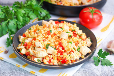 Птитим с овощами и курицей на сковороде