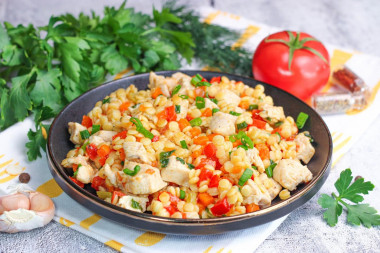 Птитим с овощами и курицей на сковороде