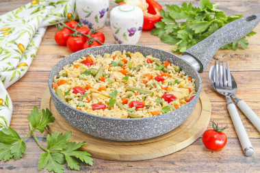 Рис с овощами и курицей на сковороде