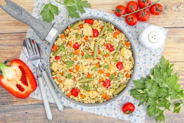 Рис с овощами и курицей на сковороде