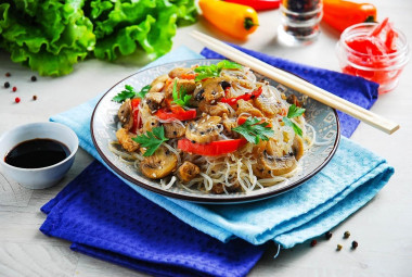 Фунчоза с курицей и грибами
