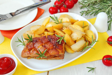 Картошка с грудинкой свиной в духовке