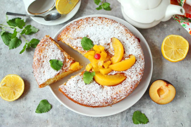 Шарлотка с персиками