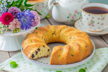 Простой кекс с изюмом в духовке