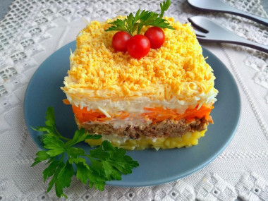 Салат с сайрой и сыром