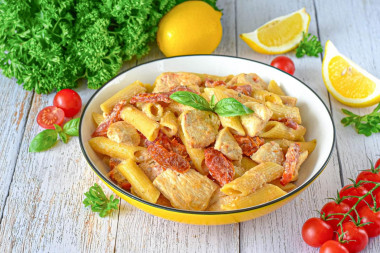 Паста с вялеными томатами и курицей в сливочном соусе