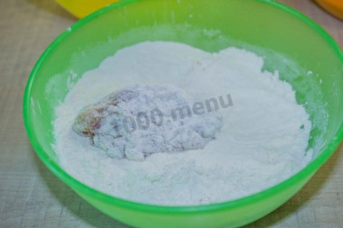 Рецепт - Наггетсы из филе курицы во фритюре - Шаг 9 -  Каждый кусочек обваливаем в муке