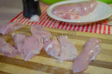 Рецепт - Наггетсы из филе курицы во фритюре - Шаг 2 -  Филе моем, немного высушиваем бумажным полотенцем и нарезаем порционными кусочками (у меня получились примерно 5х2х1 см)